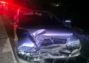 Accident grav! Un tânăr de 19 ani a intrat cu mașina într-un copac. Trei persoane, transportate la spital!
