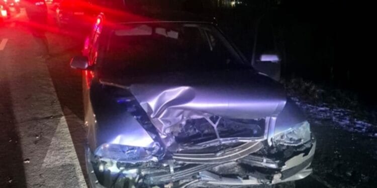 Accident grav! Un tânăr de 19 ani a intrat cu mașina într-un copac. Trei persoane, transportate la spital!