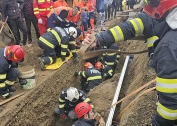 Bărbat prins sub un mal de pământ, salvat de pompieri! Intervenție SMURD!