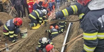 Bărbat prins sub un mal de pământ, salvat de pompieri! Intervenție SMURD!