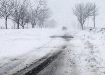 VIDEO. Iarna face victime în sud-estul țării! Drumuri blocate, accidente grave! 