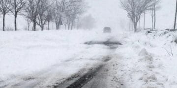 VIDEO. Iarna face victime în sud-estul țării! Drumuri blocate, accidente grave! 