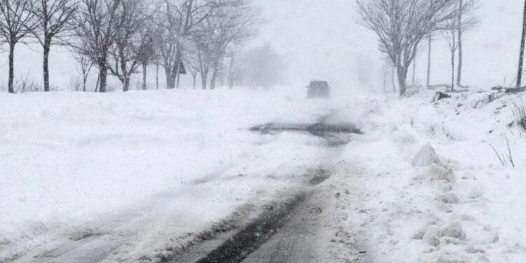 VIDEO. Iarna face victime în sud-estul țării! Drumuri blocate, accidente grave! 