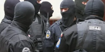 Urmăriți internațional, aduși în țară! Cinci condamnați extrădați în patru zile!