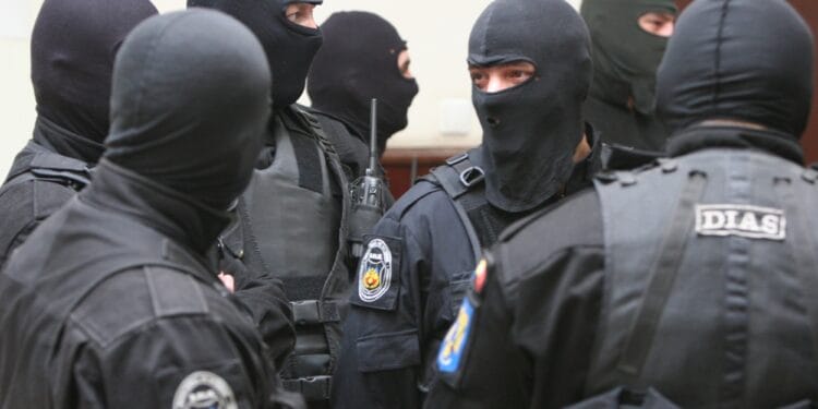 Urmăriți internațional, aduși în țară! Cinci condamnați extrădați în patru zile!