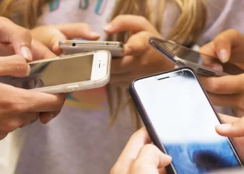 Înșelăciuni prin SMS în mai multe județe. Nouă persoane, aduse la audieri după percheziții