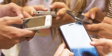 Înșelăciuni prin SMS în mai multe județe. Nouă persoane, aduse la audieri după percheziții