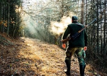 Pădurar împușcat grav la o partidă de vânătoare! Transportat cu elicopterul SMURD la spital
