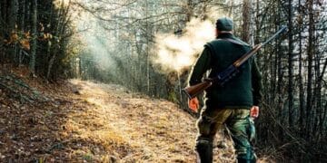 Pădurar împușcat grav la o partidă de vânătoare! Transportat cu elicopterul SMURD la spital