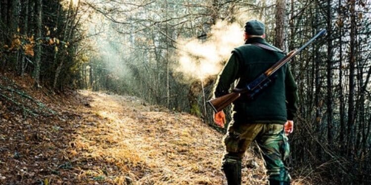 Pădurar împușcat grav la o partidă de vânătoare! Transportat cu elicopterul SMURD la spital