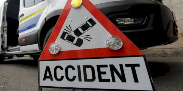 Măcel! Trei vieți pierdute după un impact devastator între un microbuz și un autocamion