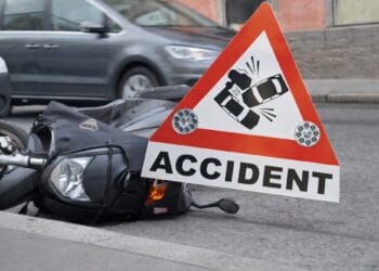 Tragedie! Moped spulberat de o mașină, un tânăr de 22 de ani a murit, celălalt pasager în stare gravă!