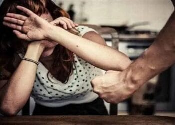 Bărbat reținut pentru violență în familie și distrugere!