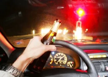 Alcoolemie uriașă la volan! 3,35 g/l alcool în sânge. Șoferul a ieșit cu mașina de pe șosea!