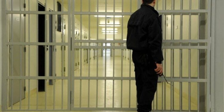 Provocare pe rețelele sociale, consecințe grave! Adolescent de 15 ani în arest după ce a incendiat o mașină!