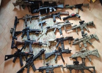 Arme aduse ilegal din Turcia și vândute în România. 11 percheziții într-un dosar de contrabandă cu „ghost guns”!