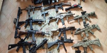 Arme aduse ilegal din Turcia și vândute în România. 11 percheziții într-un dosar de contrabandă cu „ghost guns”!