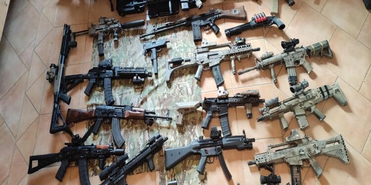 Arme aduse ilegal din Turcia și vândute în România. 11 percheziții într-un dosar de contrabandă cu „ghost guns”!