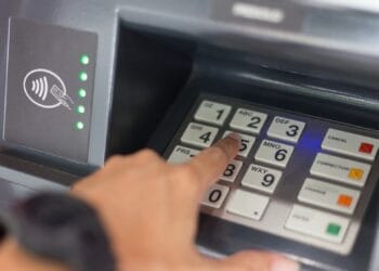 Polițist reținut pentru mită! Șofer străin dus la bancomat ca să plătească „taxa” de trecere!