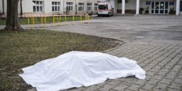 Mister! Bărbat de 81 de ani, găsit mort în curtea spitalului după ce fusese dat dispărut abia la 10 zile!