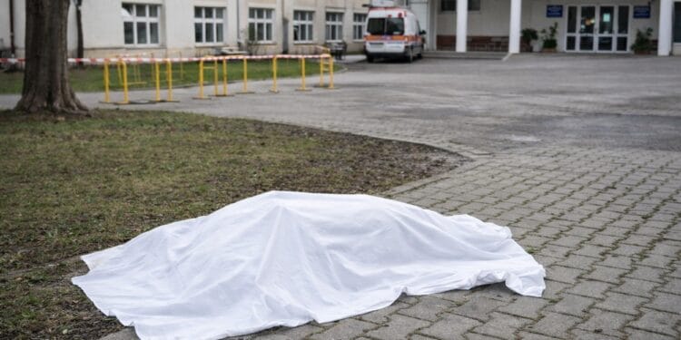 Mister! Bărbat de 81 de ani, găsit mort în curtea spitalului după ce fusese dat dispărut abia la 10 zile!