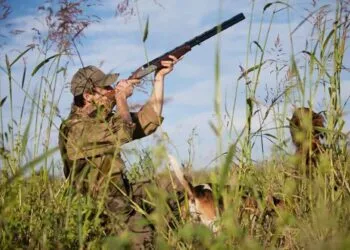 Prinși la vânătoare ilegală pe un fond cinegetic! Doi tineri, reținuți de polițiști