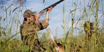 Prinși la vânătoare ilegală pe un fond cinegetic! Doi tineri, reținuți de polițiști