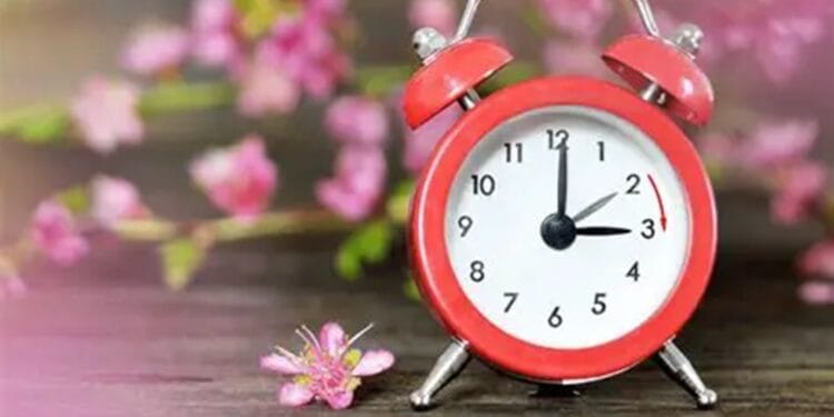 Ora de vară revine în 2026! Ceasurile se dau înainte. Dormim mai puțin, dar câștigăm lumină.
