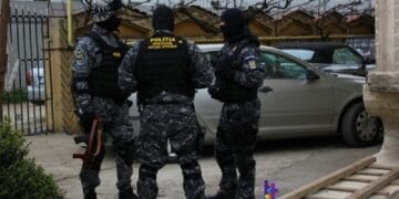 Doi tineri arestați pentru trafic de droguri de mare risc. Doze vândute cu 100 de lei!