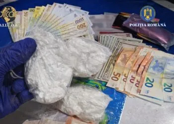 Tânăr arestat după ce a fost prins cu cocaină lângă un liceu! 100 de grame de droguri și sume mari de bani, descoperite de polițiști