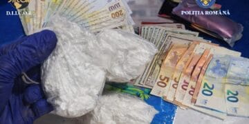 Tânăr arestat după ce a fost prins cu cocaină lângă un liceu! 100 de grame de droguri și sume mari de bani, descoperite de polițiști