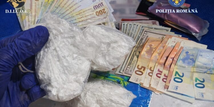 Tânăr arestat după ce a fost prins cu cocaină lângă un liceu! 100 de grame de droguri și sume mari de bani, descoperite de polițiști