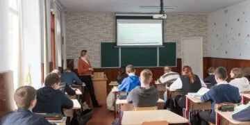 Interdicții mai stricte pentru persoanele condamnate pentru infracțiuni sexuale. Certificatul de integritate, obligatoriu la angajare