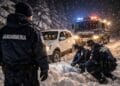 Misiune de salvare în miez de noapte! O familie cu trei copii, scoasă din nămeți de jandarmii montani!