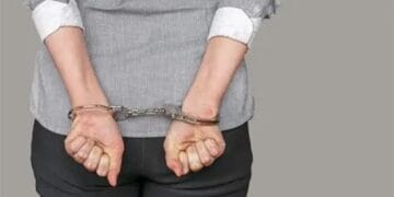 Tentativă de omor într-un cuplu tânăr! O adolescentă de 18 ani și-a înjunghiat iubitul în piept!