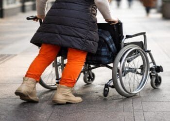 „Invalidă” doar la cerșit! O ”minune” s-a produs în plină stradă! S-a ridicat din scaunul rulant în fața polițiștilor!