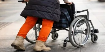 „Invalidă” doar la cerșit! O ”minune” s-a produs în plină stradă! S-a ridicat din scaunul rulant în fața polițiștilor!