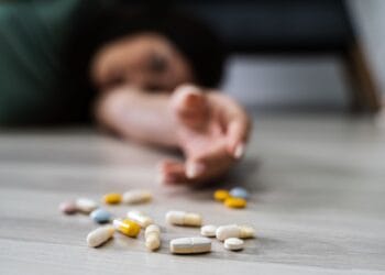 Panică într-un liceu! Elevă de 14 ani, transportată de urgență la spital după ce a înghițit mai multe medicamente!