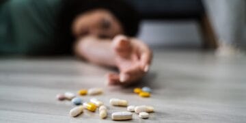 Panică într-un liceu! Elevă de 14 ani, transportată de urgență la spital după ce a înghițit mai multe medicamente!