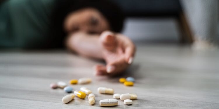 Panică într-un liceu! Elevă de 14 ani, transportată de urgență la spital după ce a înghițit mai multe medicamente!