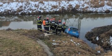Mașină căzută în râu! Șoferița a scăpat cu viață după un accident la primele ore ale zilei!