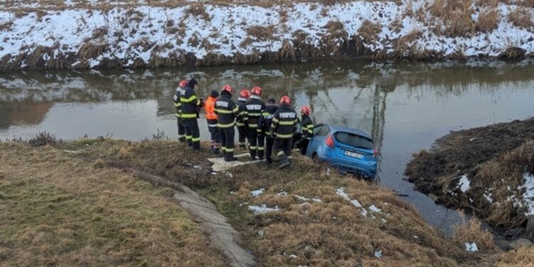 Mașină căzută în râu! Șoferița a scăpat cu viață după un accident la primele ore ale zilei!