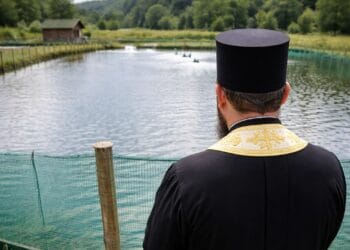 Preot amendat după ce a „îndiguit” un pârâu! Păstrăvărie și baraj ilegale! Risc de dosar penal!