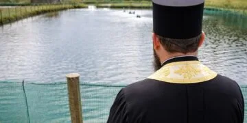 Preot amendat după ce a „îndiguit” un pârâu! Păstrăvărie și baraj ilegale! Risc de dosar penal!