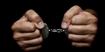 Extrădări în serie: trei urmăriți internațional, aduși în România în 48 de ore pentru executarea pedepselor cu închisoarea