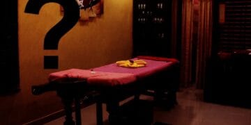 Lovitură în lumea saloanelor „de lux”! Văduva unui celebru artist, reținută într-un dosar de proxenetism!