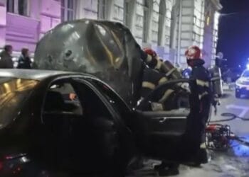 Mașină cuprinsă de flăcări în fața Prefecturii! Jandarmii au intervenit până la sosirea pompierilor!