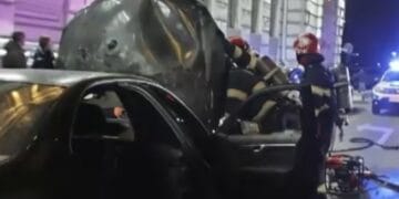 Mașină cuprinsă de flăcări în fața Prefecturii! Jandarmii au intervenit până la sosirea pompierilor!