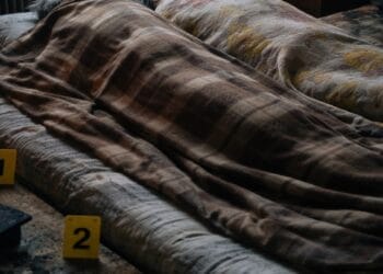 Tragedie! Doi oameni găsiți morți într-o locuință neracordată la curent și gaze. Ancheta indică o posibilă moarte cauzată de frig!