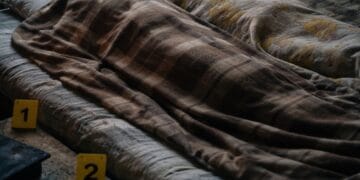 Tragedie! Doi oameni găsiți morți într-o locuință neracordată la curent și gaze. Ancheta indică o posibilă moarte cauzată de frig!